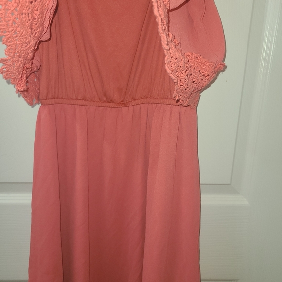 peach colored tiered dress with lace - Picture 3 of 5